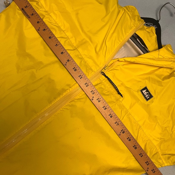 REI bright yellow raincoat (no hood, long in back for rear-end coverage) pockets - Picture 11 of 13